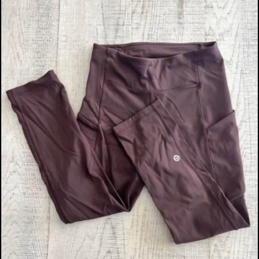 Lululemon Mid rise Black cherry speed up crop leggings, 20” Size 2, has pockets - Picture 3 of 8